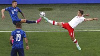 Polandia menunjukkan niat untuk menguasai laga sejak selepas sepak mula. Anton Vaganov/Pool via AP.