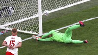 Gol bunuh diri Szczesny pada menit ke-18 membuka keunggulan Slovakia. Gol ini berawal dari aksi Robert Mak yang melakukan tusukan dari kiri dan melewati Bartosz Bereszynski dan Kamil Jozwiak. Anton Vaganov/Pool via AP.