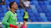 Gol itu berbuah rekor yang tak menyenangkan untuk Szczesny. Dilansir oleh Opta, Wojciech Szczesny tercatat sebagai kiper pertama yang bikin gol bunuh diri di Piala Eropa. Evgenya Novozhenina/Pool via AP.