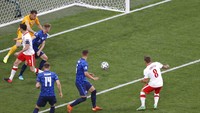 Belum semenit babak kedua berjalan, Polandia menyamakan kedudukan. Menusuk dari kiri, Rybus mengirimkan umpan silang mendatar yang disambar Karol Linetty ke pojok kanan bawah gawang. Anton Vaganov/Pool via AP.