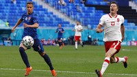 Robert Lewandowski adalah striker mematikan di Eropa. Namun, dalam pertandungan ini, bomber Bayern Munich tak bisa berbuat banyak selama 90 menit bermain. Evgenya Novozhenina/Pool via AP.
