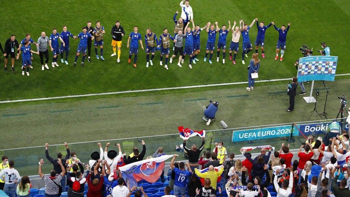 Polandia Awali Euro 2020 dengan Kekalahan Meski lebih mendominasi permainan, Polandia mengawali Euro 2020 dengan kekalahan dari Slovakia. Lewandowski dkk kalah dengan skor 1-2.