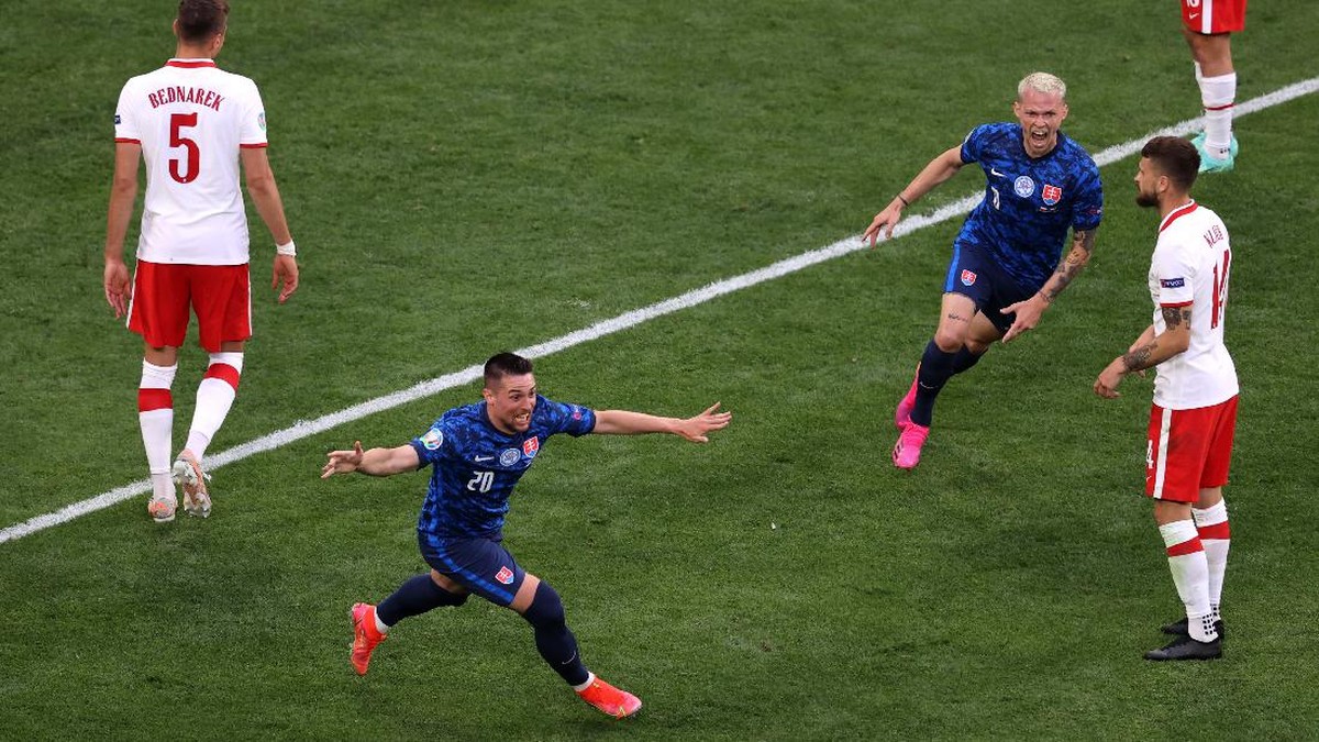 Slovakia menang 2-1 atas Polandia. (Foto: Getty Images/Anton Vaganov - Pool)