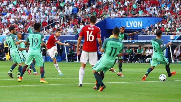 LYON, FRANCE - JUNE 22:  Zoltan Gera (4th R) of Hungary scores the opening goal during the UEFA EURO 2016 Group F match between Hungary and Portugal at Stade des Lumieres on June 22, 2016 in Lyon, France.  (Photo by Michael Steele/Getty Images)