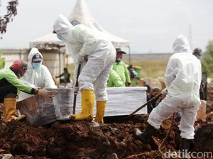 Pemakaman Korban COVID-19 Mulai Ramai Lagi Pemakaman Korban COVID-19 Mulai Ramai Lagi