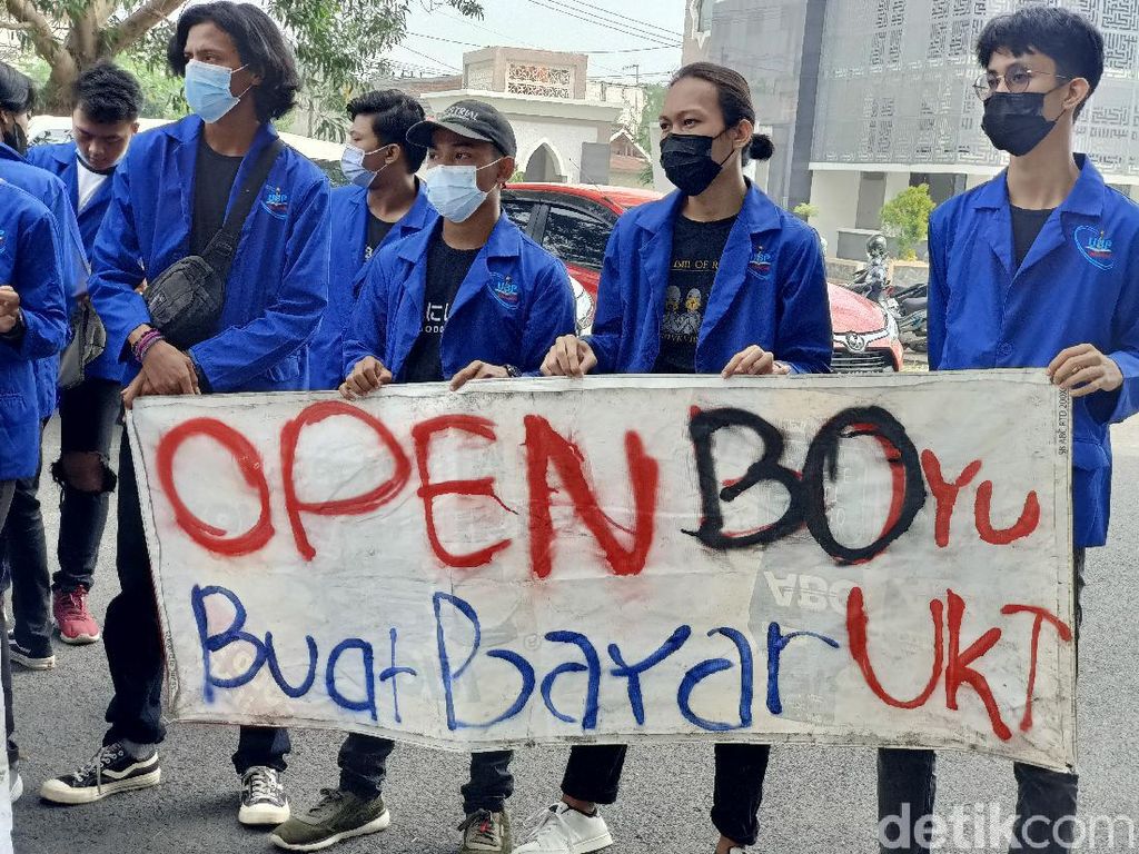 Demo Rektor UBP Karawang, Mahasiswa Bawa Spanduk: Open BO Yu Buat Bayar UKT