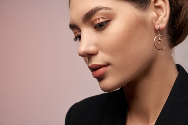 Model Anting yang Cocok Dipadukan dengan Outfit Kasual dan Sporty