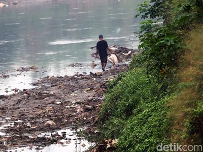 Melihat Penyusutan Air Sungai Citarum