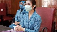 5 Gaya Selvi Ananda Berseragam PKK, Tas Dior Istri Gibran Bikin Salfok