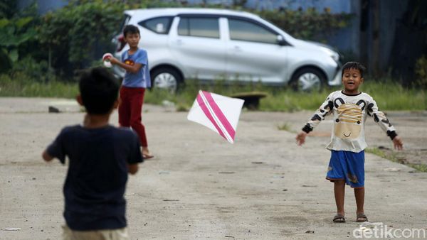 Serunya Bermain Layangan di Tengah Gempuran Gedget