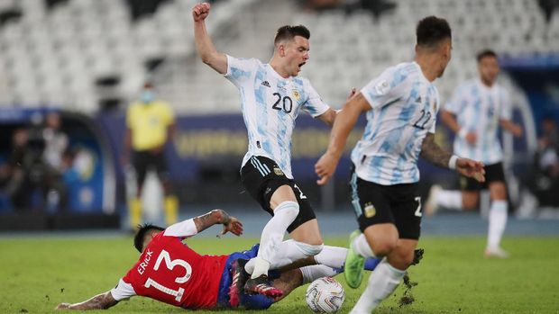 Soccer Football - Copa America 2021 - Group A - Argentina v Chile - Estadio Nilton Santos, Rio de Janeiro, Brazil - June 14, 2021 Chile's Erick Pulgar in action with Argentina's Giovani Lo Celso REUTERS/Ricardo Moraes