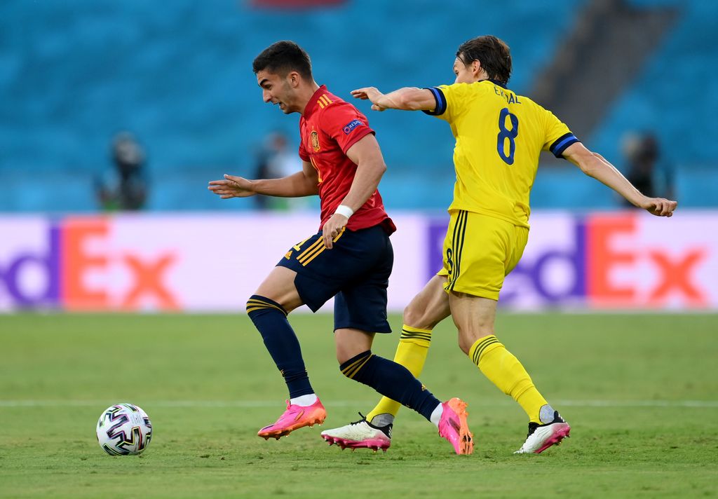 Soccer Football - Euro 2020 - Group E - Spain v Sweden - La Cartuja, Seville, Spain - June 14, 2021 Spain's Ferran Torres in action with Sweden's Albin Ekdal Pool via REUTERS/David Ramos
