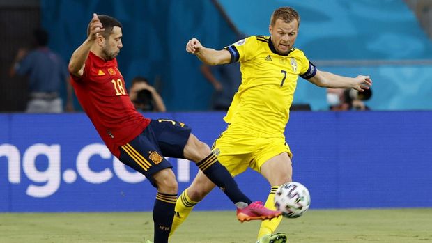 Soccer Football - Euro 2020 - Group E - Spain v Sweden - La Cartuja, Seville, Spain - June 14, 2021 Spain's Jordi Alba in action with Sweden's Sebastian Larsson Pool via REUTERS/Marcelo Del Pozo