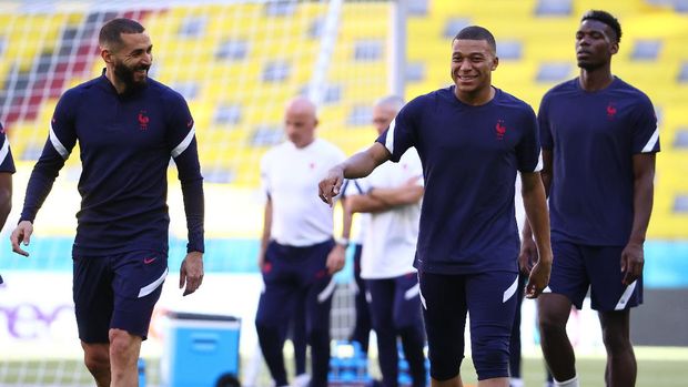 Soccer Football - Euro 2020 - France Training - Allianz Arena, Munich, Germany - June 14, 2021 France's Kylian Mbappe, Paul Pogba and Karim Benzema during training REUTERS/Kai Pfaffenbach