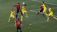 Memainkan trio Dani Olmo, Ferran Torres, dan Alvaro Morata, Spanyol tampil begitu dominan dengan menguasai 75 persen ball possesion. Julio Munoz/Pool via AP.