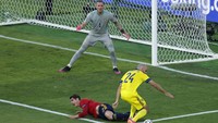 Spanyol kesulitan membuat peluang emas di depan gawang Robin Olsen. Julio Munoz/Pool via AP.