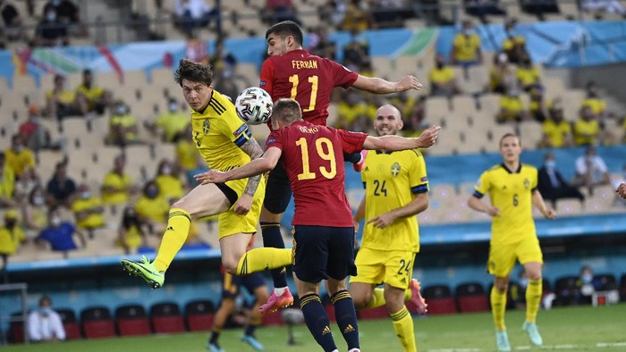 Spains Dani Olmo heads the ball during the Euro 2020 soccer championship group E match between Spain and Sweden at La Cartuja stadium in Seville, Monday, June 14, 2021. (AP Photo/Pierre Philippe Marcou, Pool)