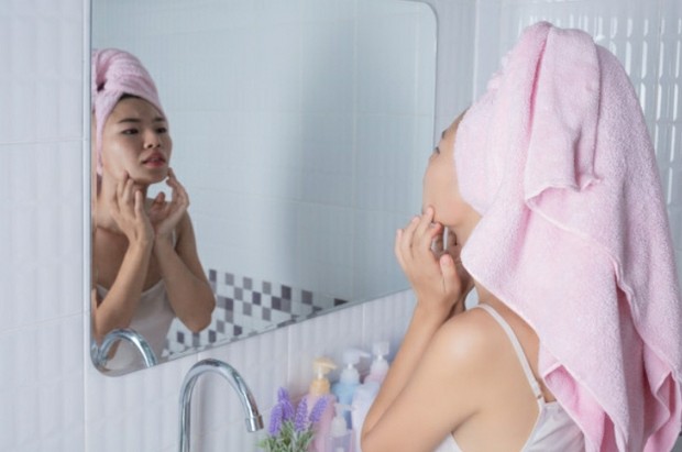 Squeezing Acne | Freepik.com