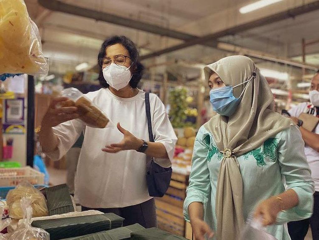 Sri Mulyani Belanja di Pasar Santa, Beli Sayuran hingga Kopi Sri Mulyani Belanja di Pasar Santa, Beli Sayuran hingga Kopi
