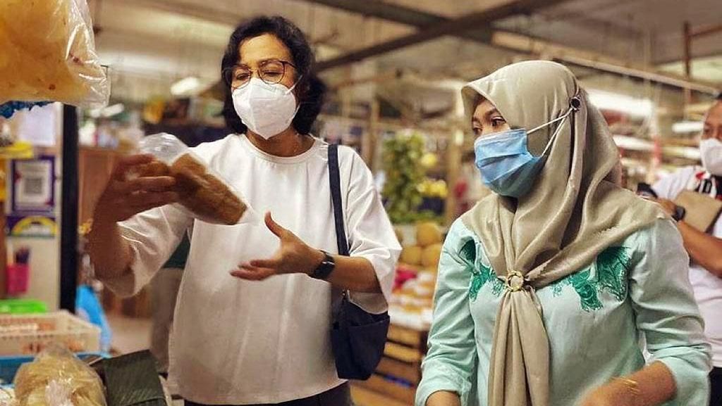 Sri Mulyani Blusukan Jelaskan Sembako di Pasar Tak Kena PPN