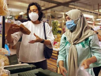 Sri Mulyani Blusukan Jelaskan Sembako di Pasar Tak Kena PPN