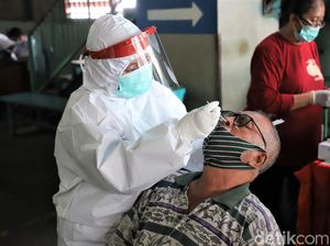 488 Pedagang dan Pengunjung Pusat Grosir Surabaya Ikut Swab PCR Massal