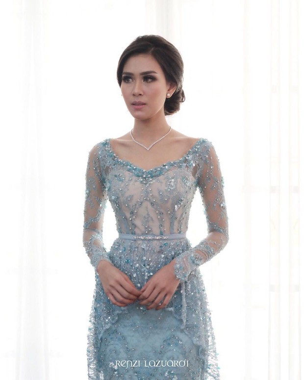 Syahnaz Sadiqah mengenakan kebaya biru dengan detail payet menawan/instagram.com/renzilazuardi