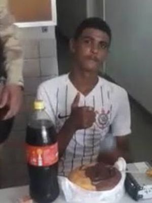 Tertangkap di Hari Ultah, Polisi Beri Kue hingga Cola untuk Pencuri Ini Tertangkap di Hari Ultah, Polisi Beri Kue hingga Cola untuk Pencuri Ini