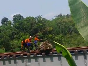 Parah! Petugas Kebersihan Buang Sampah ke Sungai Cianjur
