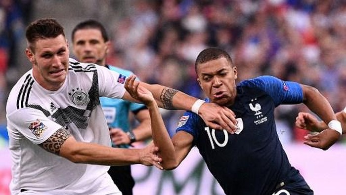 Frances forward Kylian Mbappe (R) vies with Germanys defender Niklas Sule during the UEFA Nations League football match between France and Germany at the Stade de France in Saint-Denis, near Paris on October 16, 2018. (Photo by FRANCK FIFE / AFP)