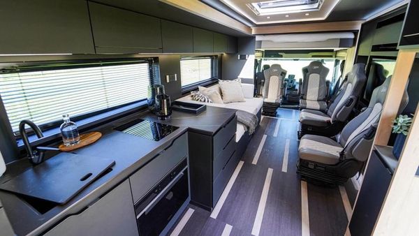 Lihat Lebih Dekat Truk Tronton Scania yang Dimodifikasi Jadi Motorhome