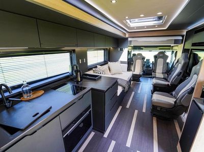 Lihat Lebih Dekat Truk Tronton Scania yang Dimodifikasi Jadi Motorhome