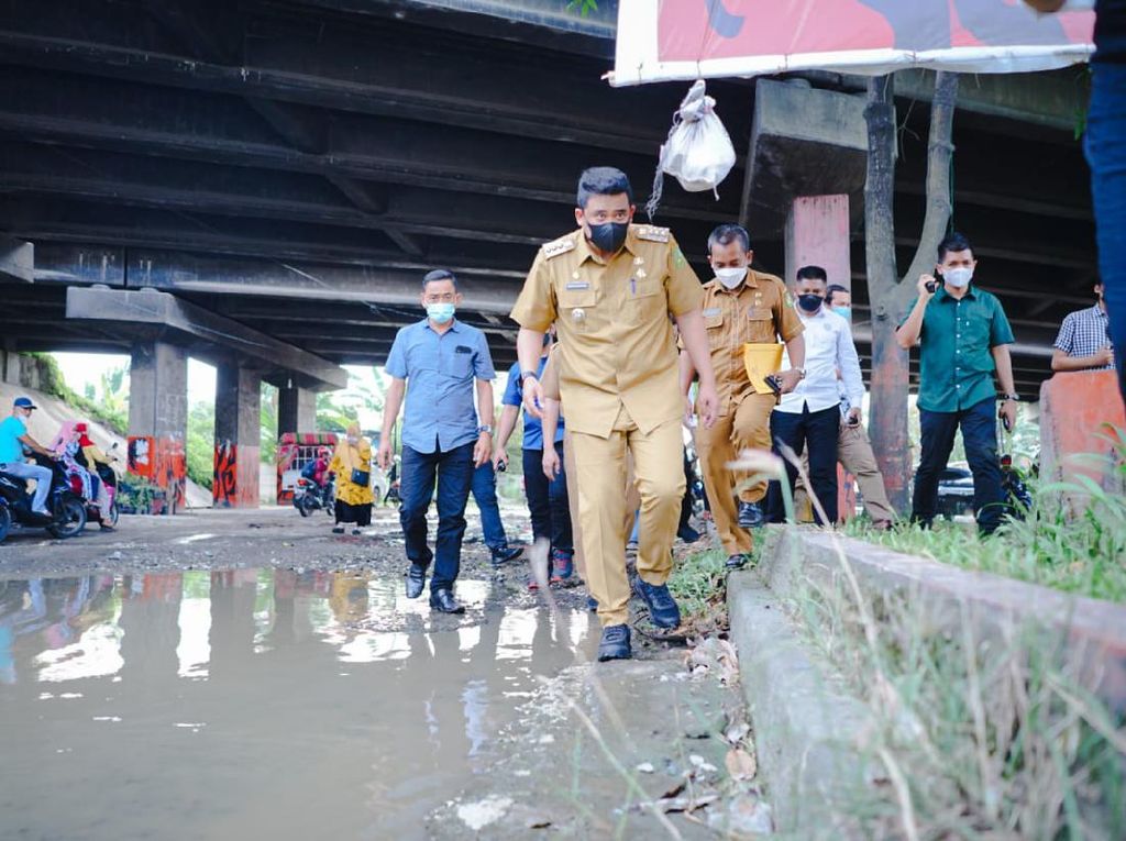 Warga Medan Keluhkan Jalan Rusak, Bobby: Akan Diperbaiki Bulan Depan Warga Medan Keluhkan Jalan Rusak, Bobby: Akan Diperbaiki Bulan Depan
