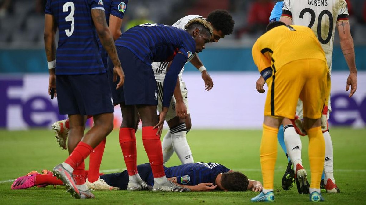 Benjamin Pavard sempat tak sadarkan diri usai berbenturan dengan Robin Gosens (Foto: Getty Images/Matthias Hangst)