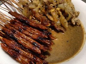 5 Sate Unik di Indonesia, Pakai Daging Kerbau hingga Disiram Kuah