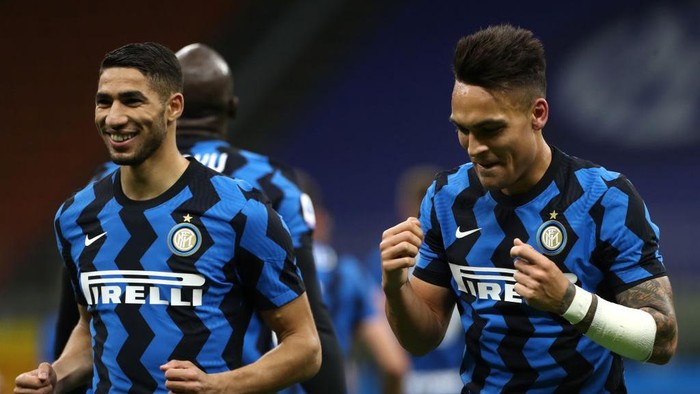 MILAN, ITALY - APRIL 07: Lautaro Martinez (R) of Internazionale celebrates with team mate Achraf Hakimi after scoring their sides second goal during the Serie A match between FC Internazionale and US Sassuolo at Stadio Giuseppe Meazza on April 07, 2021 in Milan, Italy. Sporting stadiums around Italy remain under strict restrictions due to the Coronavirus Pandemic as Government social distancing laws prohibit fans inside venues resulting in games being played behind closed doors. (Photo by Marco Luzzani/Getty Images)