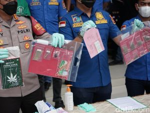 Temuan Menarik Polisi di Kasus Anji: Buku Hikayat Ganja Temuan Menarik Polisi di Kasus Anji: Buku Hikayat Ganja