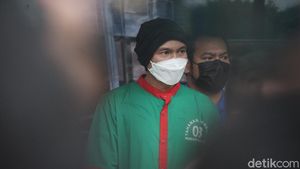 Anji Berbaju Tahanan Usai Diciduk Kasus Narkoba