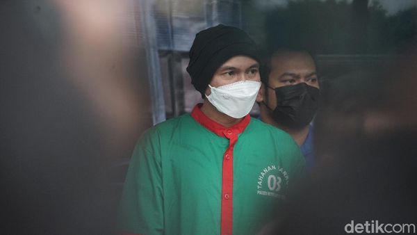 Anji Berbaju Tahanan Usai Diciduk Kasus Narkoba