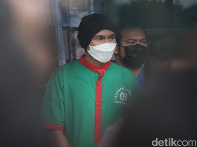 Anji Berbaju Tahanan Usai Diciduk Kasus Narkoba