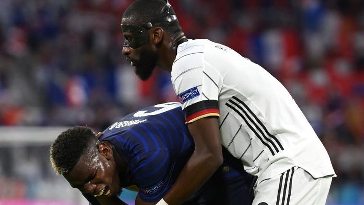 Antonio Ruediger dan Paul Pogba di laga Prancis vs Jerman. (Foto: Matthias Hangst/Getty Images)