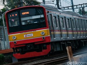 Per Senin, Kereta Lokal Hanya Angkut Pekerja Esensial