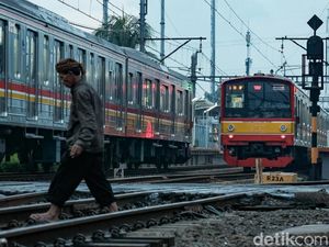 Viral Video Kereta Disetop gegara Banyak Pemotor Terobos Palang Rel Viral Video Kereta Disetop gegara Banyak Pemotor Terobos Palang Rel