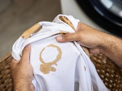 4 Bahan yang Ampuh Bersihkan Noda Kopi yang Tumpah di Baju