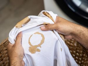 4 Bahan yang Ampuh Bersihkan Noda Kopi yang Tumpah di Baju 4 Bahan yang Ampuh Bersihkan Noda Kopi yang Tumpah di Baju