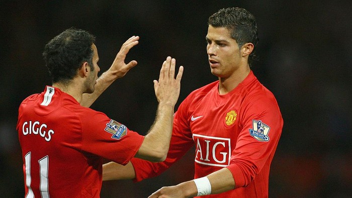 MANCHESTER, UNITED KINGDOM - SEPTEMBER 23:  Cristiano Ronaldo of Manchester United celebrates with Ryan Giggs after scoring the opening goal during the Carling Cup third round match between Manchester United and Middlesbrough at Old Trafford on September 23, 2008 in Manchester, England.  (Photo by Alex Livesey/Getty Images)