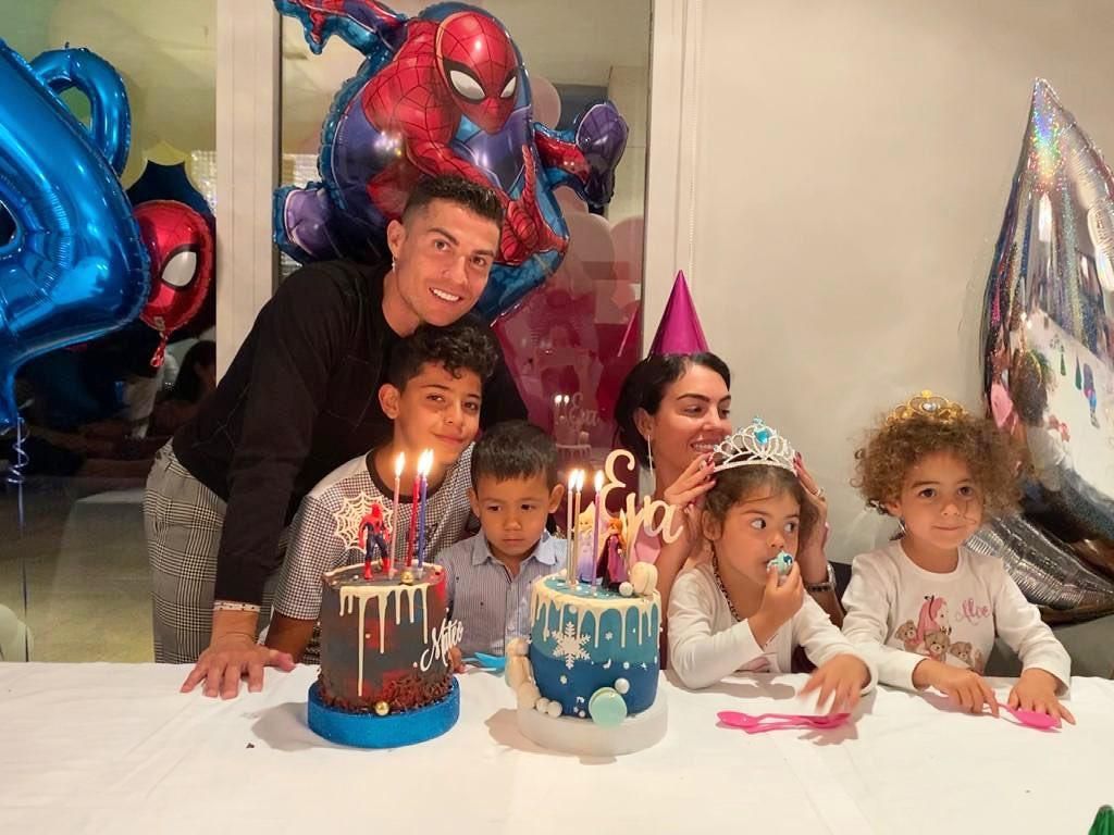 Cristiano Ronaldo Sosok Family Man yang Hobi Makan Bareng Keluarga