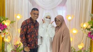 Foto: Momen Haru Ayah Pendeta Datang ke Pernikahan Putrinya yang Bercadar