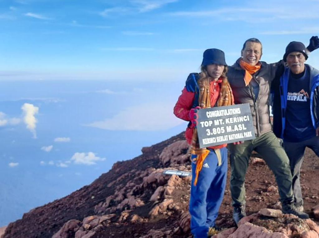 Ketika Rombongan Aki-aki Mendaki Gunung Kerinci Ketika Rombongan Aki-aki Mendaki Gunung Kerinci