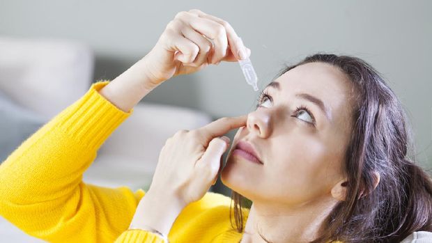 Ilustrasi pakai obat tete Young woman uses eye drops for eye treatment. Redness, Dry Eyes, Allergy and Eye Itching
